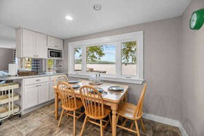 Dining - Cozy Keyes Cottage | Lakefront • Dock • Kayaks (Winthrop)