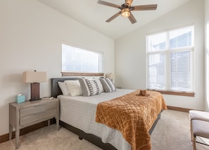 3 bedrooms, desk, free WiFi, bed sheets