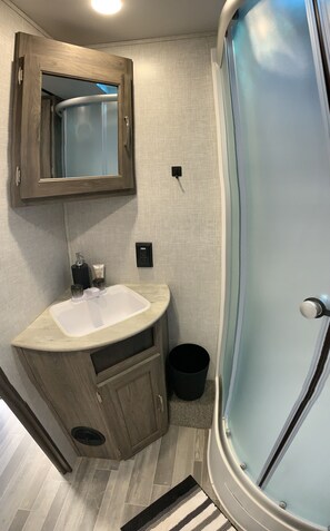 Dusche, Haartrockner, Handtücher, Seife