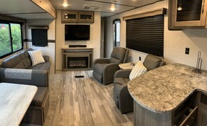 Smart TV - The Happy Camper (Victor)