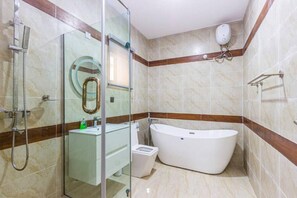 Badewanne, Haartrockner, Handtücher
