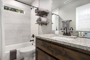 Douche, sèche-cheveux, serviettes fournies, savon