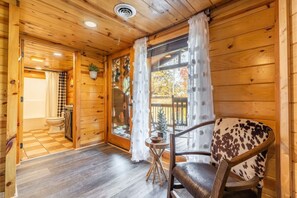 Interior - ⭐️⛰Updated Premium Cabin w/ View ~Wears Valley(Close to Pigeon Forge/Gatlinburg) (Sevierville)