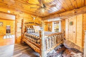 1 bedroom, iron/ironing board, free WiFi, bed sheets - ⭐️⛰Updated Premium Cabin w/ View ~Wears Valley(Close to Pigeon Forge/Gatlinburg) (Sevierville)