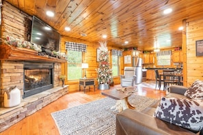 Smart TV, fireplace, DVD player, video library - ⭐️⛰Updated Premium Cabin w/ View ~Wears Valley(Close to Pigeon Forge/Gatlinburg) (Sevierville)