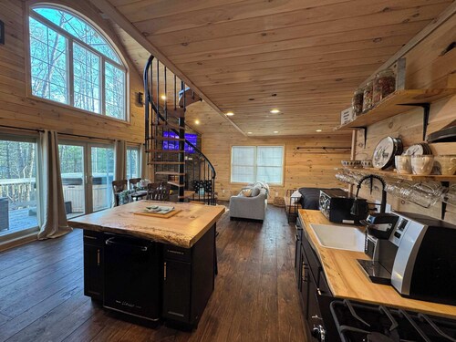 MoonLight Treehouse | Hot Tub · Lakefront Retreat