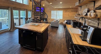 MoonLight Treehouse | Hot Tub · Lakefront Retreat