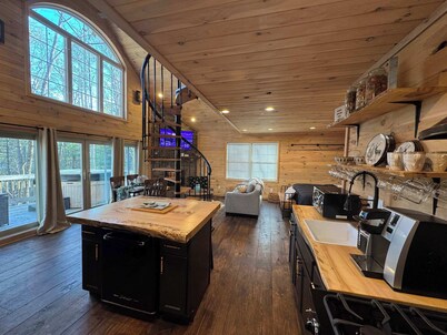 MoonLight Treehouse | Hot Tub · Lakefront Retreat