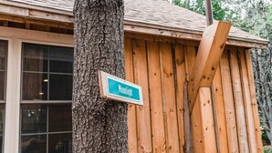 Une structure en bois sur laquelle est apposée une enseigne portant l'inscription « Moonlight ».