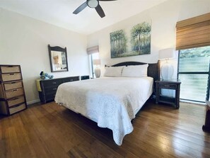 1 habitación, tabla de planchar con plancha y cuna de viaje 