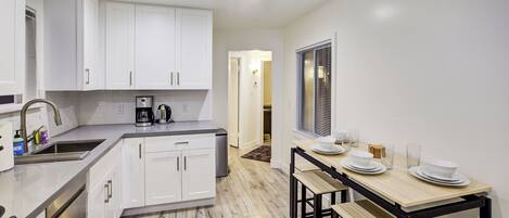 Réfrigérateur, micro-ondes, four, plaque de cuisson