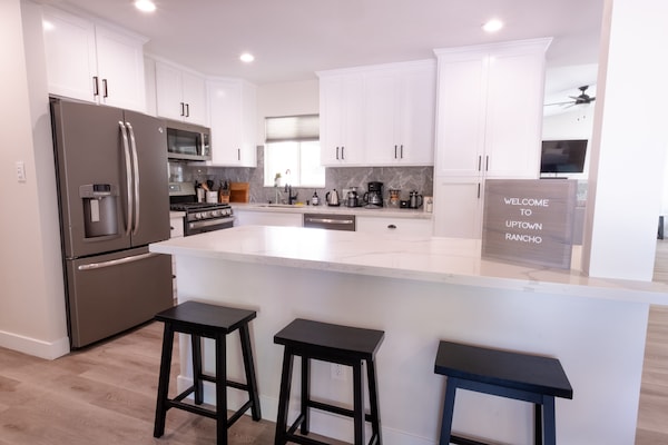 Kjøleskap, mikrobølgeovn, ovn og kokeplater