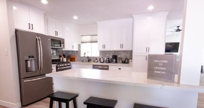 🌵 Eclectic 5BR Uptown Retreat 🌵 Pool ⭐ Giant Chess ⭐ Office ⭐ BBQ ⭐ Fire Pit ⭐