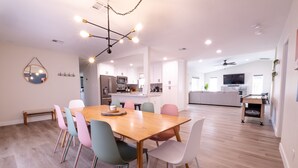 Eine moderne Küche mit weißen Schränken, einem Edelstahlkühlschrank und einer Mikrowelle.