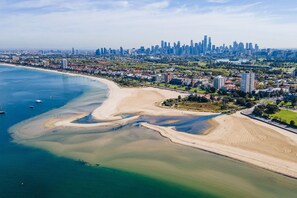 Beach nearby - Spacious apartment, garden terrace, minutes to beach, pet friendly (Saint Kilda West)