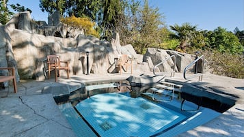 Een binnenzwembad, een buitenzwembad