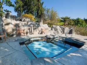 Een binnenzwembad, een buitenzwembad