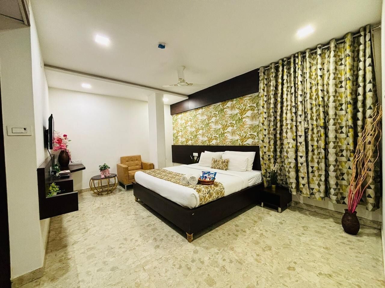 Egyptian cotton sheets, premium bedding, memory-foam beds, in-room safe