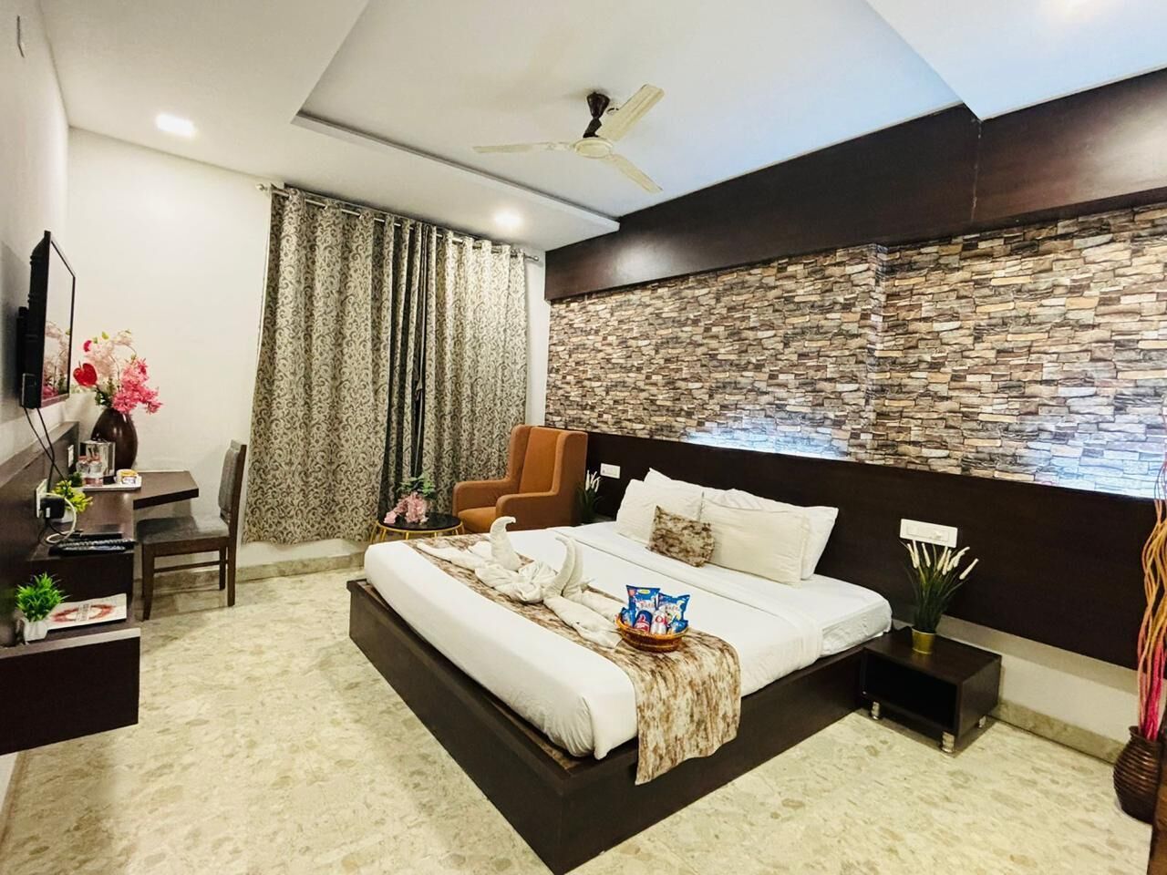 Kamar Double Mewah | Seprai katun Mesir, seprai premium, busa memori, dan brankas