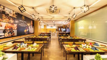 供應早餐、晚餐及早午餐