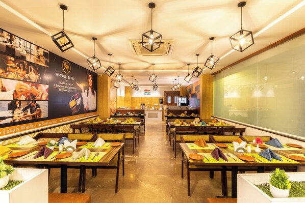 朝食、ディナー、ブランチに営業