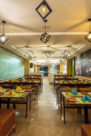 Serveert ontbijt, diner en brunch