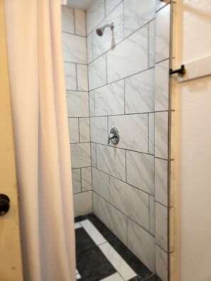 Ensemble douche/baignoire, serviettes fournies, papier toilette