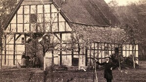 A traditional half-timbered house with a steep gabled roof and a chimney. - Vacation home Anton Schmitz Anno 1895 (Tecklenburg)