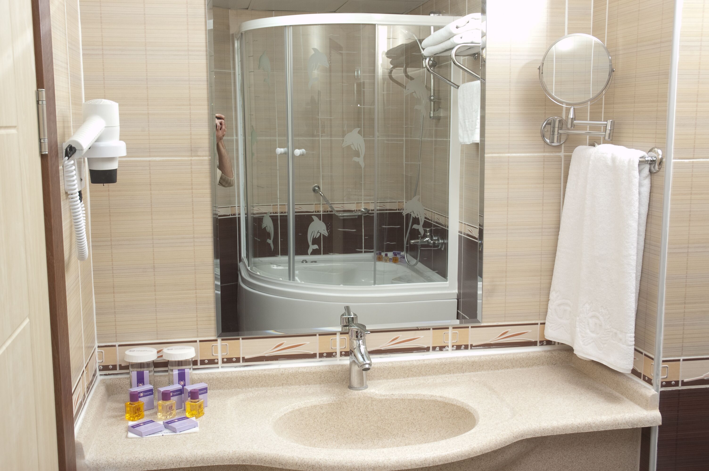 standard double room | bathroom | combined shower/bathtub, rainfall showerhead, free toiletries