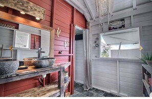 Douche, sèche-cheveux, serviettes fournies, papier toilette