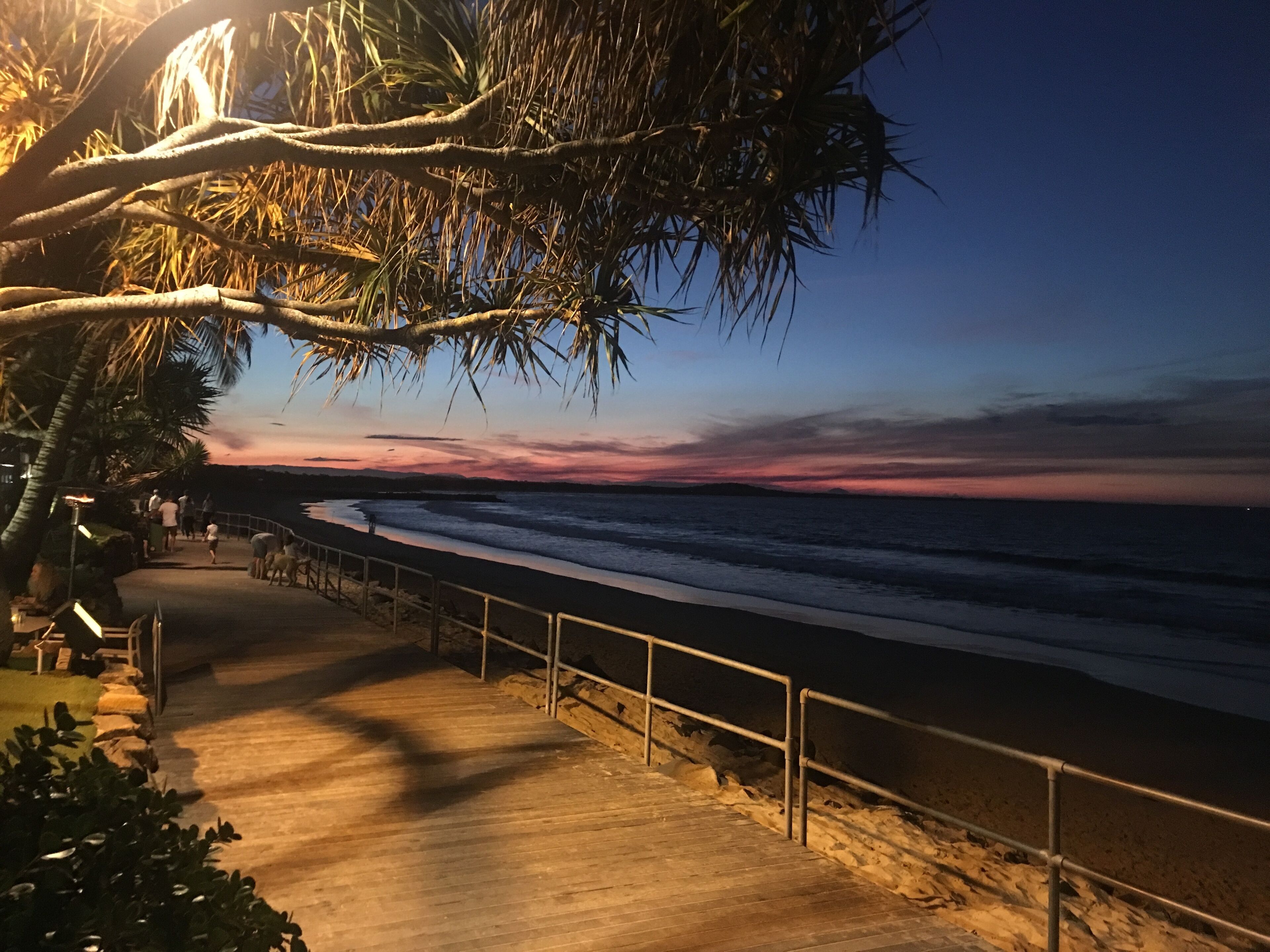 Stroll to Noosa Main Beach and Hastings St. Dog friendly. — image 3