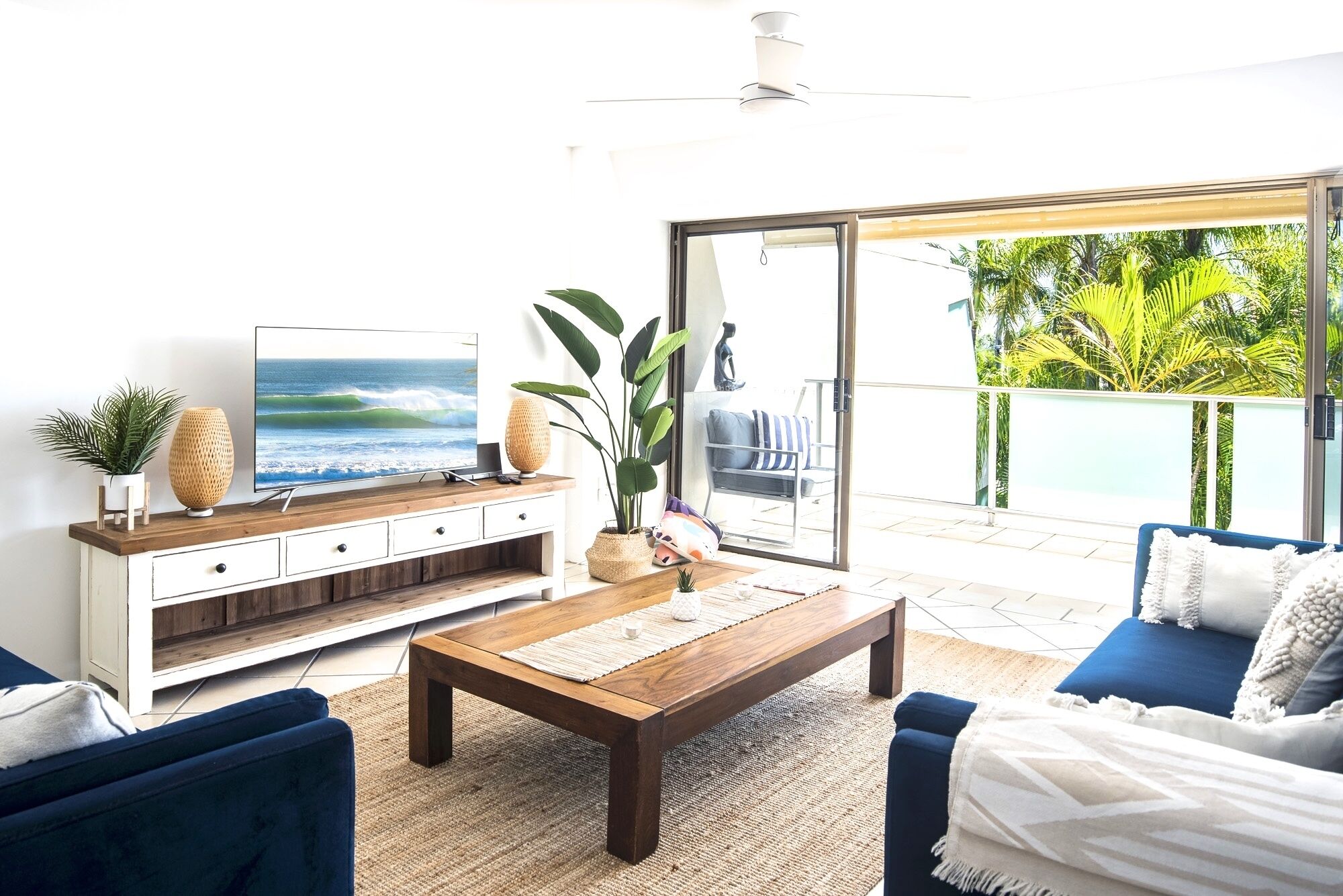 Stroll to Noosa Main Beach and Hastings St. Dog friendly. — image 10