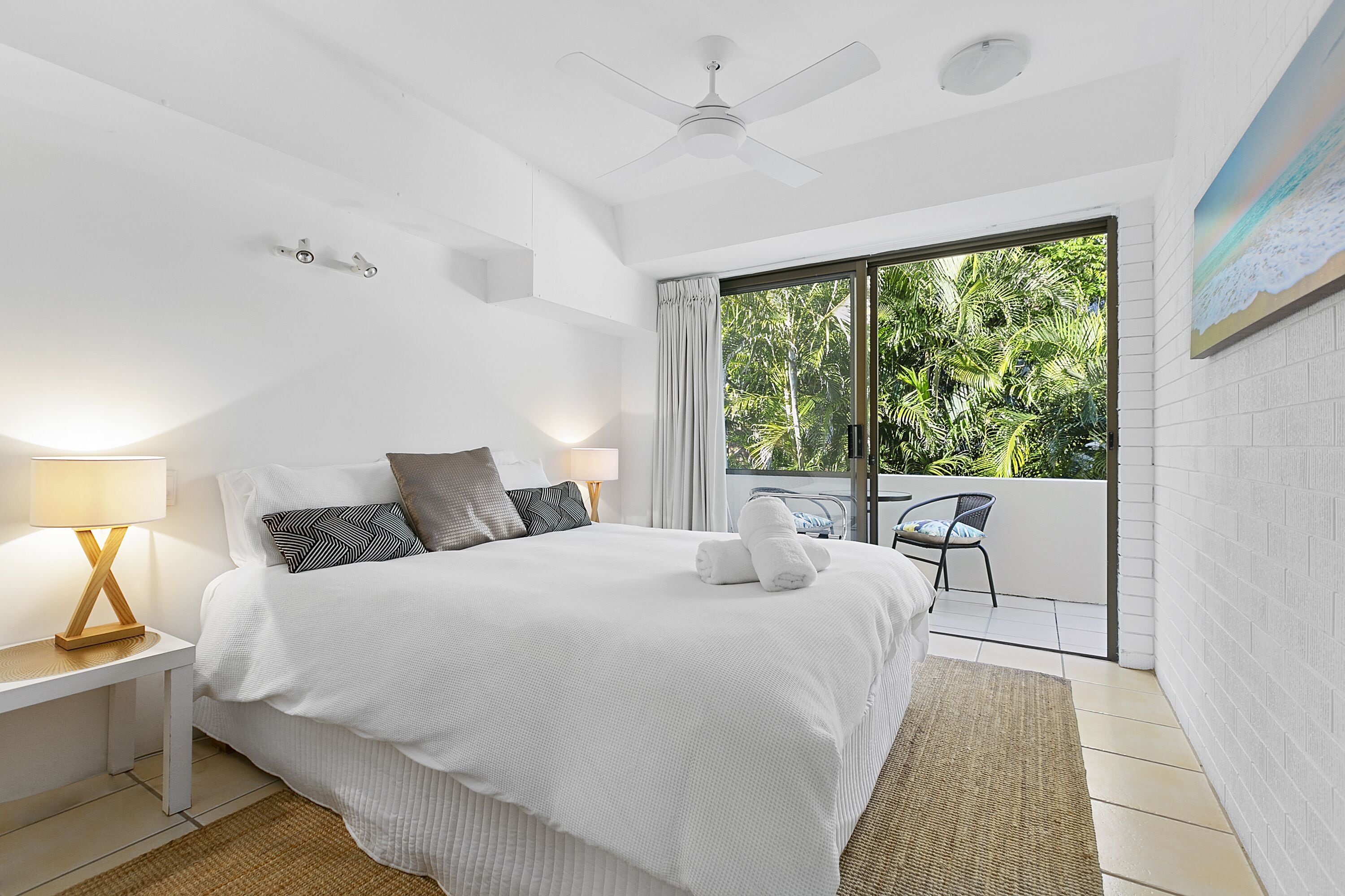 Stroll to Noosa Main Beach and Hastings St. Dog friendly. — image 14