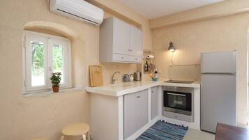 KylskÄp, ugn, vattenkokare och grytor/köksredskap