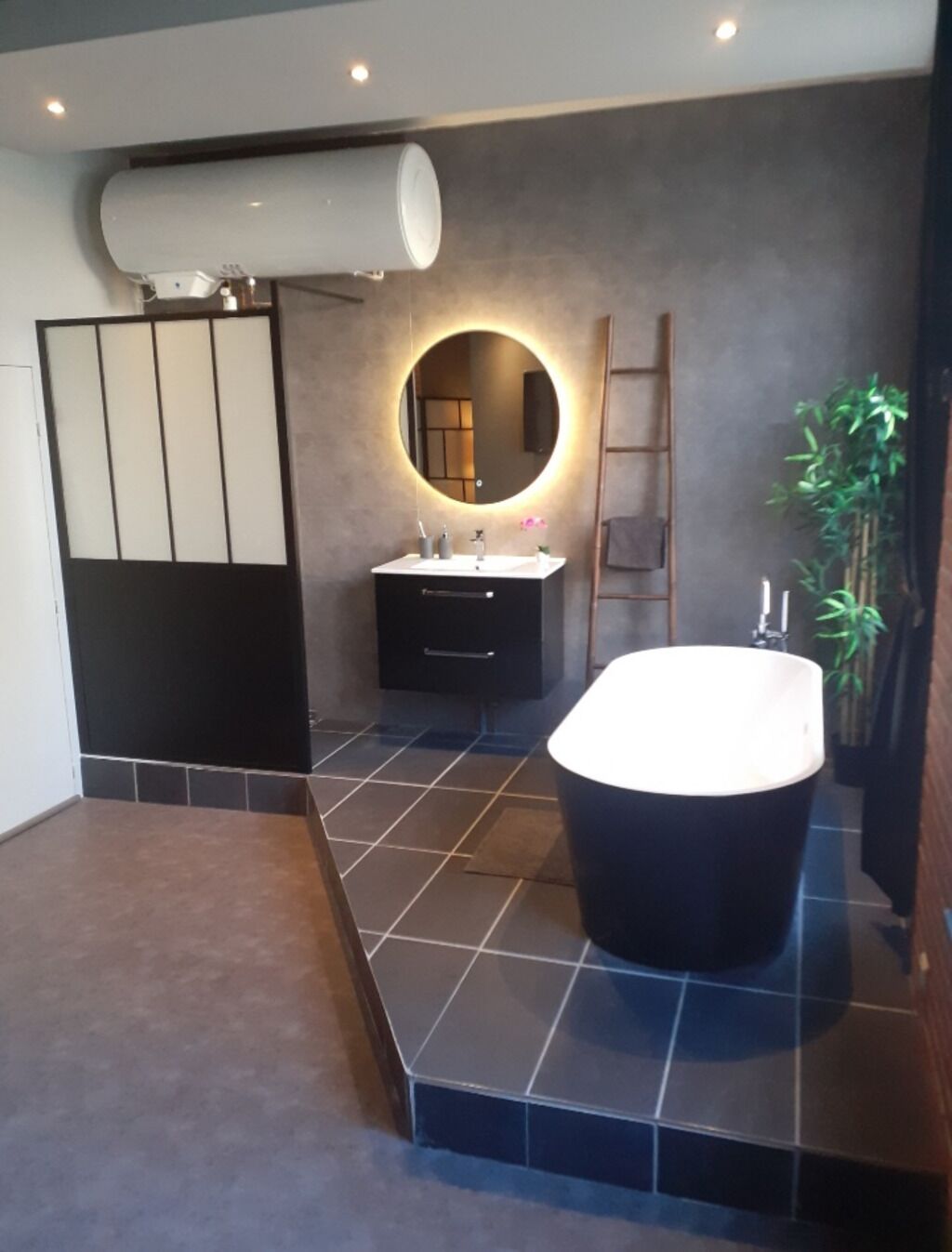 Badewanne, Haartrockner, Handtücher, Seife