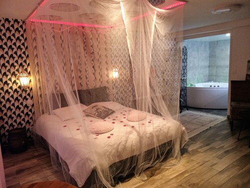 Romantic spa spa suite near Paris / Orly