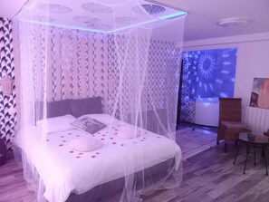 1 bedroom, iron/ironing board, travel crib, free WiFi - Romantic spa suite near Paris / Orly (Orly)