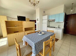 Estudio, varias habitaciones, balcón | Comedor