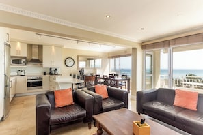 Apartment, 2 Bedrooms, Smoking, Balcony | Living room