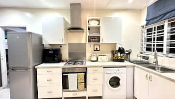 Frigorífico, microondas, horno y placa de cocina
