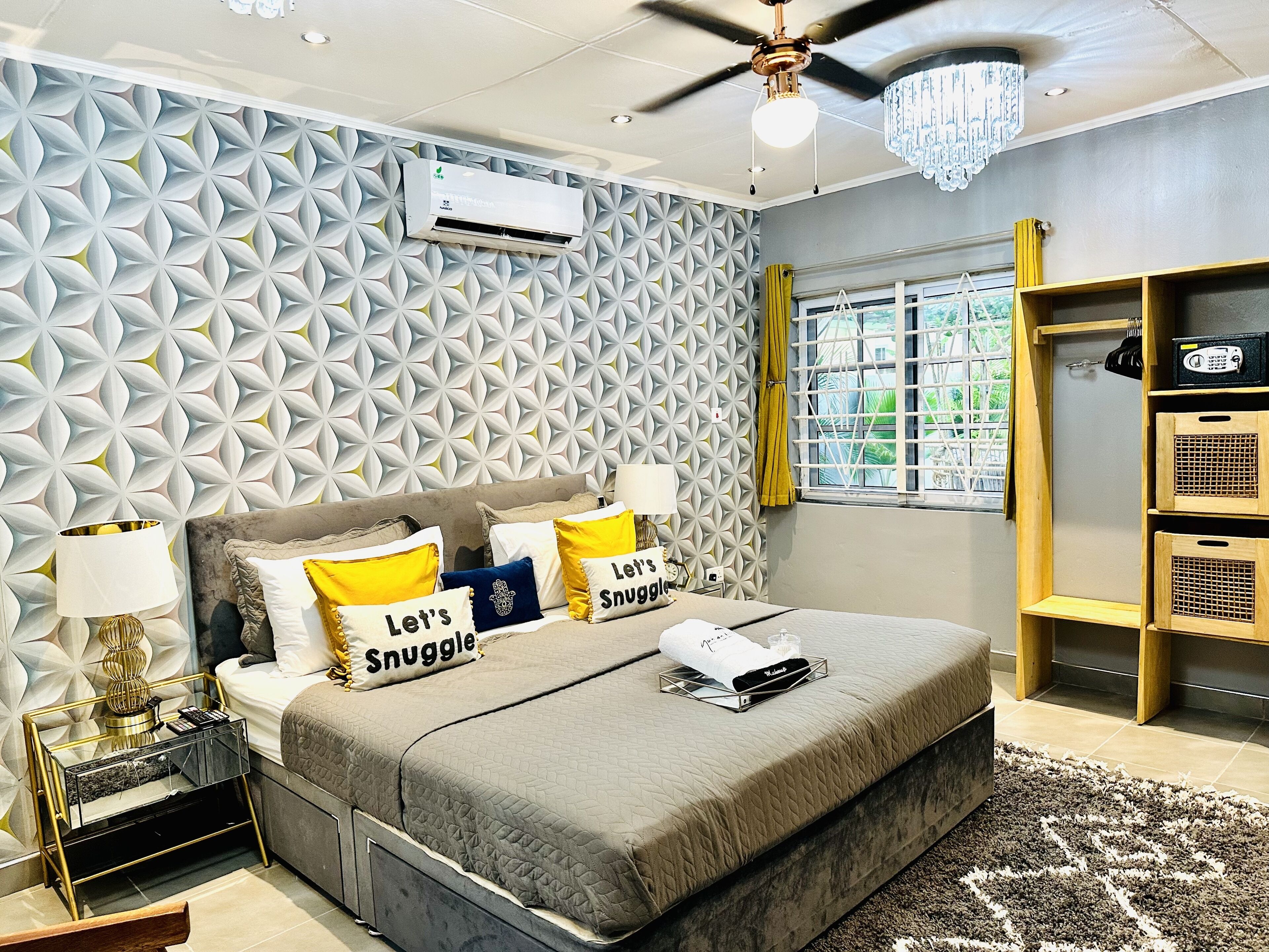 4 Schlafzimmer, Zimmersafe, Schreibtisch, Bügeleisen/Bügelbrett