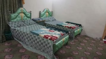 Kahden hengen deluxe-huone (yksi tai kaksi sänkyä) | Silitysrauta/-lauta, ilmainen Wi-Fi, vuodevaatteet