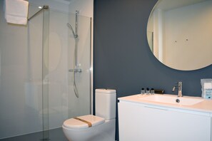 Apartment, Mehrere Betten, Meerblick, Turm | Badezimmer | Dusche, Haartrockner, Handtücher, Seife