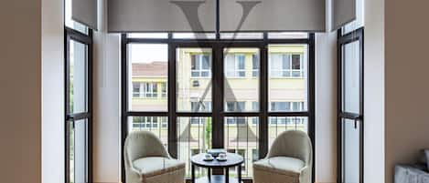 Téléviseur ACL de 82 cm avec télévision par satellite, téléviseur