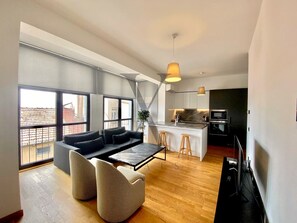 Deluxe Penthouse, 2 Bedrooms, Lanai, Sea View | Ruang tamu | 82 cm televisyen LCD dengan satelit, TV, lantai dipanaskan