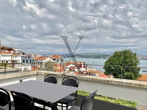 Àtic Deluxe, 2 dormitoris, pati hawaià, vistes al mar | Terrassa o pati