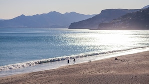 A beach with a clear view of the sea and distant mountains. - Hotel Albatros Varigotti (Finale Ligure)