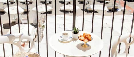 Habitación triple superior, vista al mar | Ropa de cama de alta calidad, camas con efecto memoria y minibar