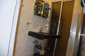 Combined shower/tub, jetted tub, bidet, towels