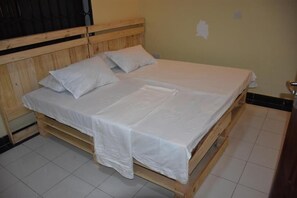 4 bedrooms, desk, free WiFi